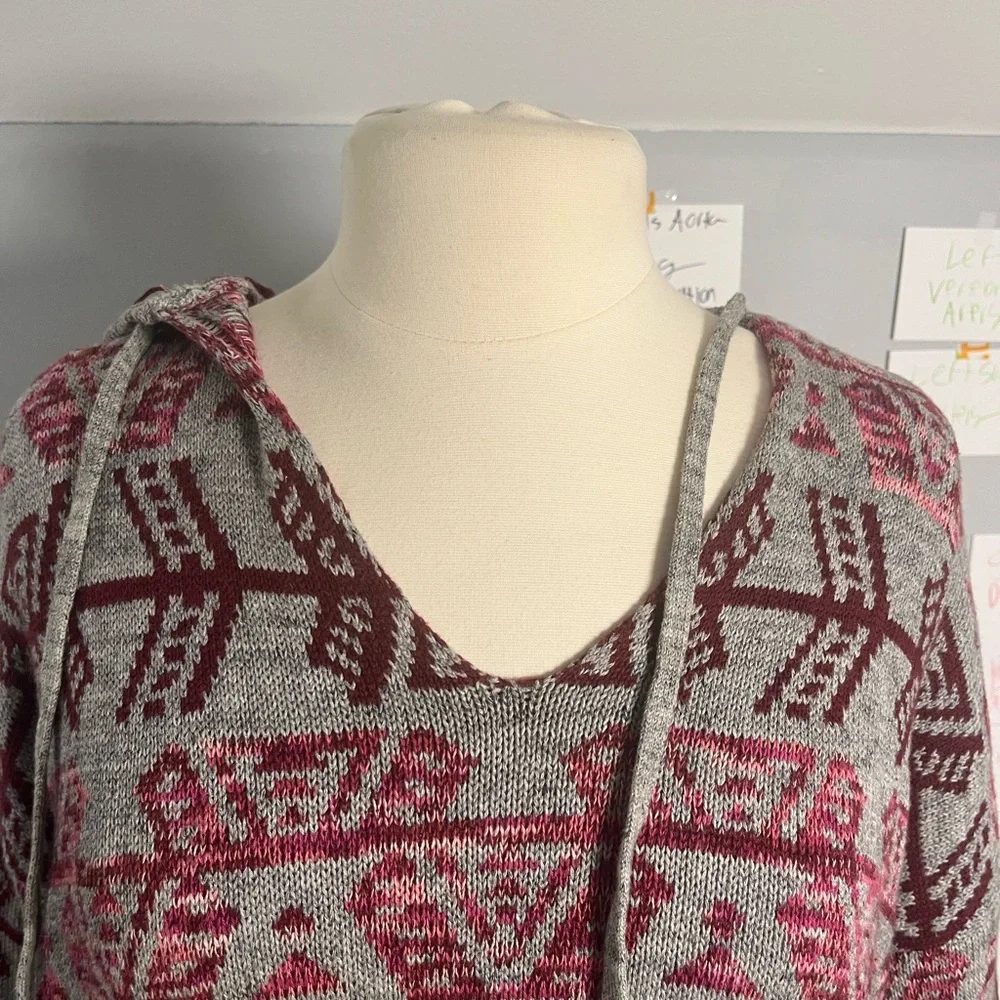 Women's Gray and‎ Pink Patterned Sweater Size Medium